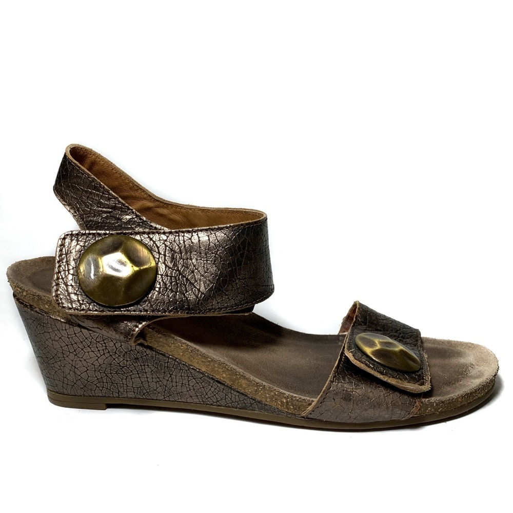 Taos Carousel Wedge Sandal Leather Button 10